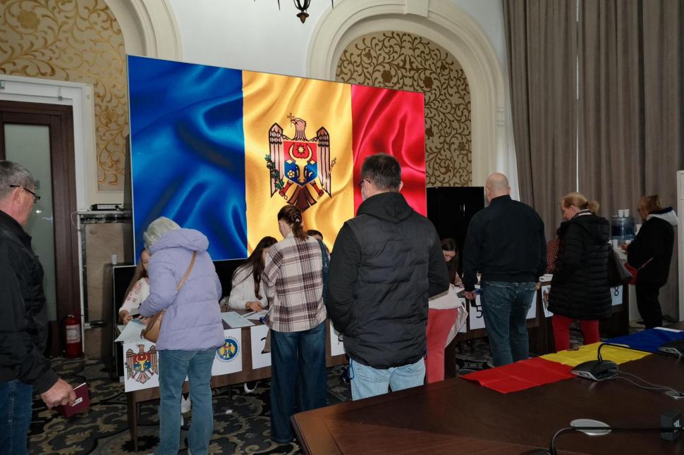 Imagini din secțiile de vot din România. Cetățenii moldoveni au venit cu mic, cu mare la urne. Ambasada: Se așteaptă 2-3 minute 1010594