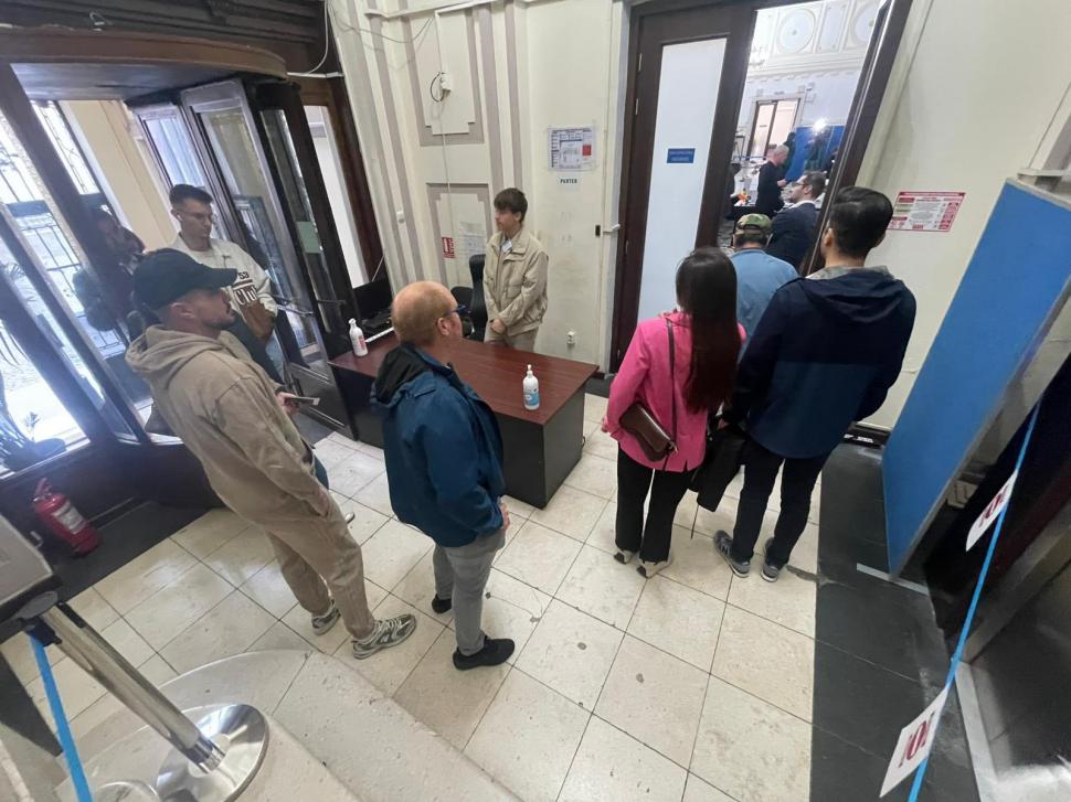 Imagini din secțiile de vot din România. Cetățenii moldoveni au venit cu mic, cu mare la urne. Ambasada: Se așteaptă 2-3 minute 1010595