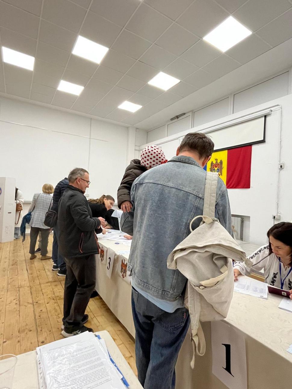 Imagini din secțiile de vot din România. Cetățenii moldoveni au venit cu mic, cu mare la urne. Ambasada: Se așteaptă 2-3 minute 1010596