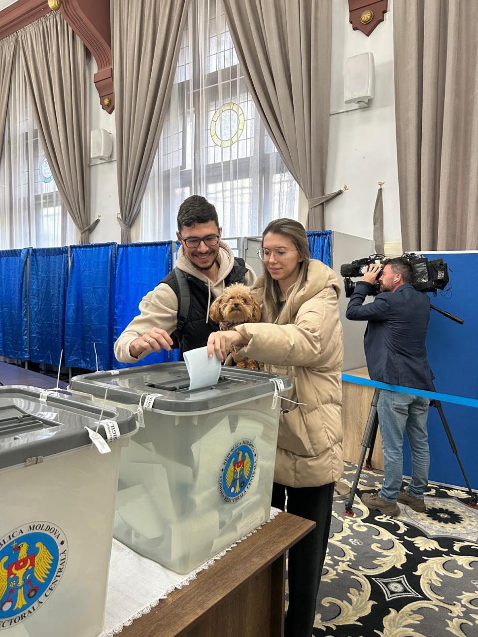 Imagini din secțiile de vot din România. Cetățenii moldoveni au venit cu mic, cu mare la urne. Ambasada: Se așteaptă 2-3 minute 1010597