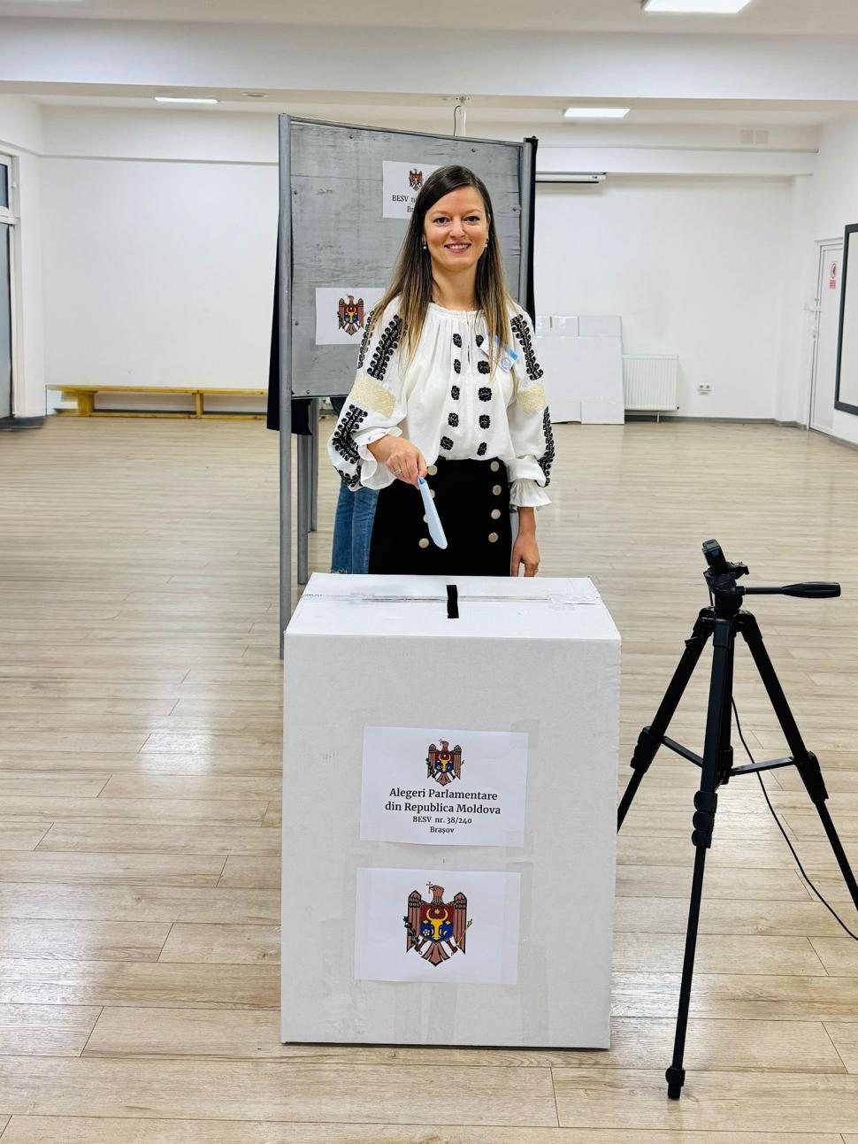 Imagini din secțiile de vot din România. Cetățenii moldoveni au venit cu mic, cu mare la urne. Ambasada: Se așteaptă 2-3 minute 1010598