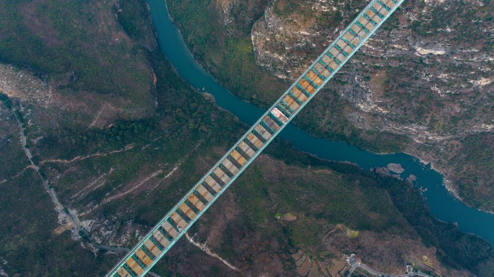 Cel mai înalt pod din lume, construit în China, s-a deschis circulației. Sub el ar încăpea două turnuri Eiffel 1010725