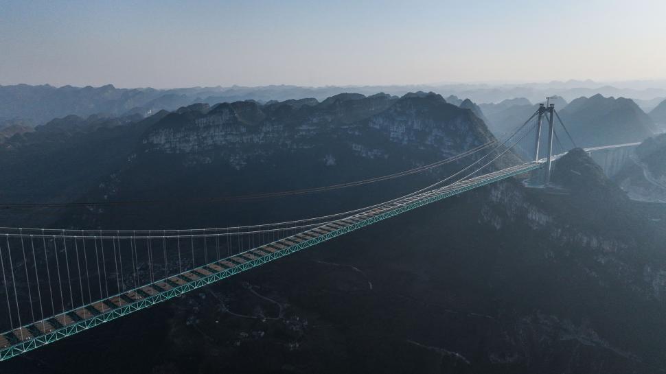 Cel mai înalt pod din lume, construit în China, s-a deschis circulației. Sub el ar încăpea două turnuri Eiffel 1010726