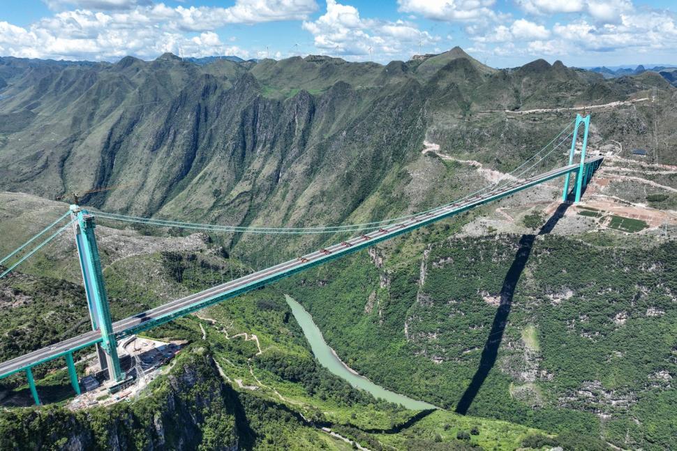 Cel mai înalt pod din lume, construit în China, s-a deschis circulației. Sub el ar încăpea două turnuri Eiffel 1010729