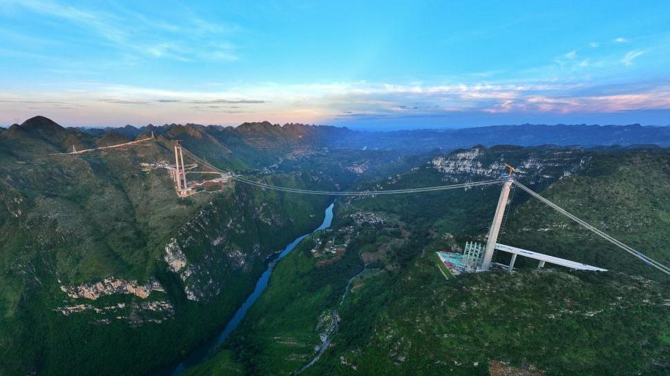 Cel mai înalt pod din lume, construit în China, s-a deschis circulației. Sub el ar încăpea două turnuri Eiffel 1010730