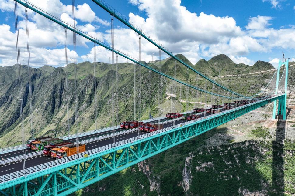 Cel mai înalt pod din lume, construit în China, s-a deschis circulației. Sub el ar încăpea două turnuri Eiffel 1010734