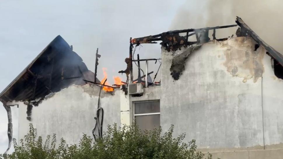 Două femei găsite carbonizate în hotelul ars în Prahova. Unitatea fusese închisă pentru că nu luase măsuri de securitate la incendiu 1010702