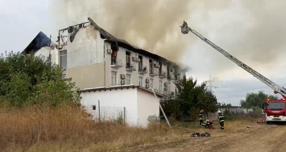 Două femei găsite carbonizate în hotelul ars în Prahova. Unitatea fusese închisă pentru că nu luase măsuri de securitate la incendiu 1010712