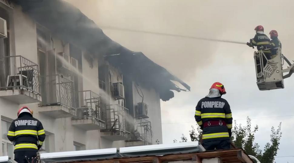 Două femei găsite carbonizate în hotelul ars în Prahova. Unitatea fusese închisă pentru că nu luase măsuri de securitate la incendiu 1010713