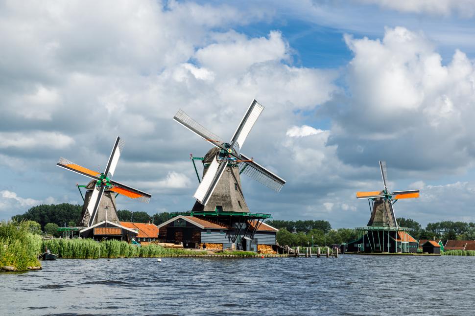 Pitorescul sat olandez renumit pentru morile de vânt ia o decizie în premieră. Cei 100 de locuitori s-au enervat: ”Nu mai e intimitate” 1010691