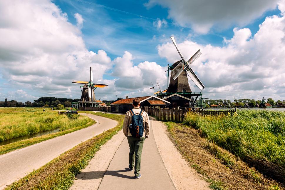 Pitorescul sat olandez renumit pentru morile de vânt ia o decizie în premieră. Cei 100 de locuitori s-au enervat: ”Nu mai e intimitate” 1010696