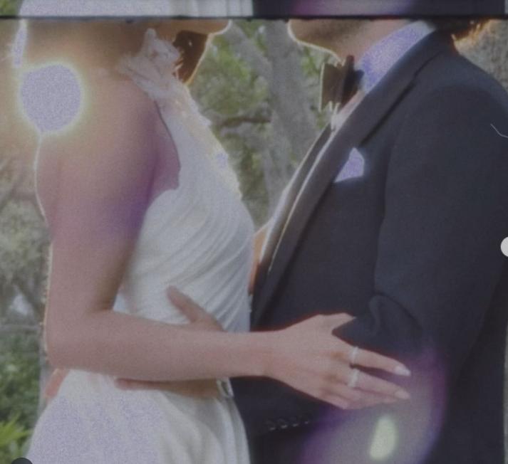 Selena Gomez s-a căsătorit cu Benny Blanco. Ce ţinute au purtat mirii şi ce cadru au ales pentru ceremonie 1010829