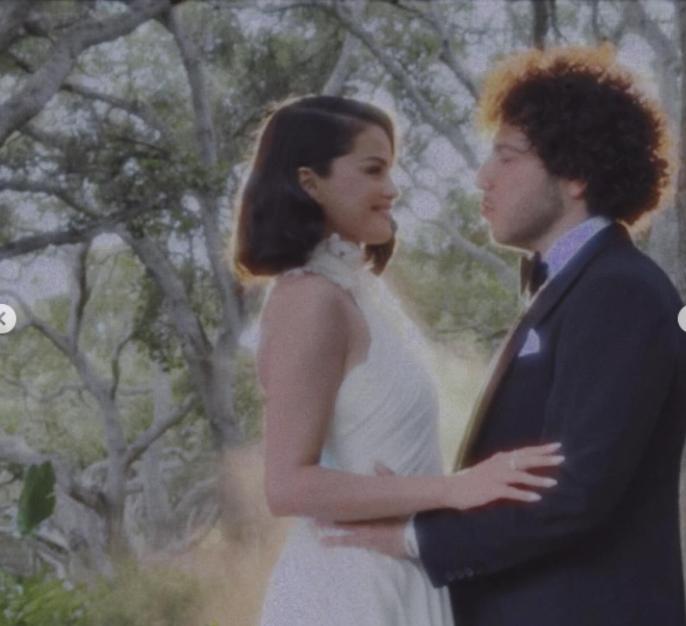 Selena Gomez s-a căsătorit cu Benny Blanco. Ce ţinute au purtat mirii şi ce cadru au ales pentru ceremonie 1010831