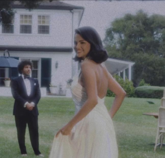 Selena Gomez s-a căsătorit cu Benny Blanco. Ce ţinute au purtat mirii şi ce cadru au ales pentru ceremonie 1010832