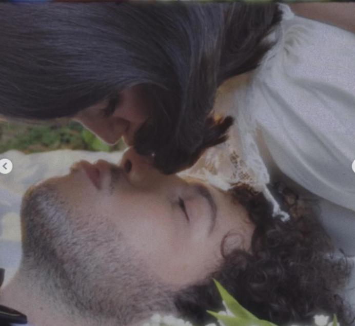 Selena Gomez s-a căsătorit cu Benny Blanco. Ce ţinute au purtat mirii şi ce cadru au ales pentru ceremonie 1010833