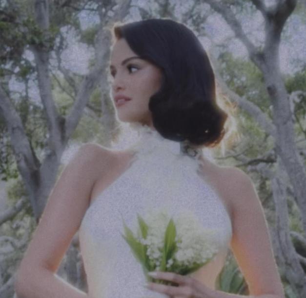 Selena Gomez s-a căsătorit cu Benny Blanco. Ce ţinute au purtat mirii şi ce cadru au ales pentru ceremonie 1010834