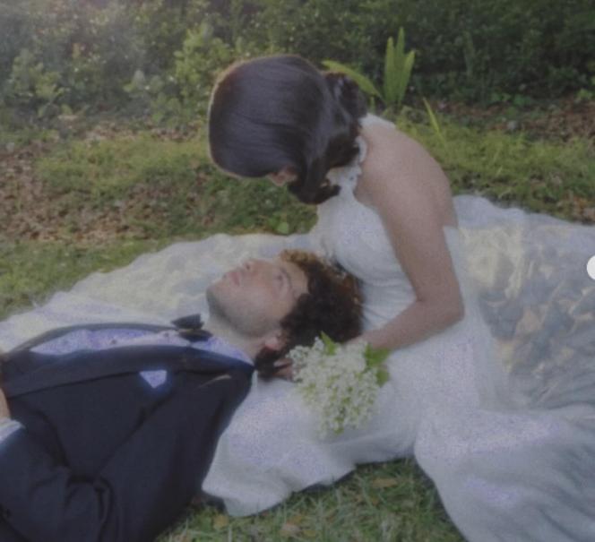 Selena Gomez s-a căsătorit cu Benny Blanco. Ce ţinute au purtat mirii şi ce cadru au ales pentru ceremonie 1010835