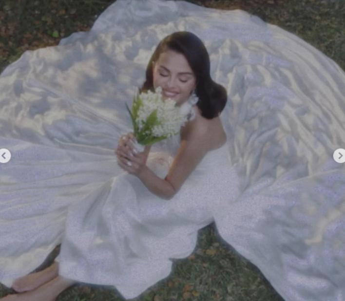 Selena Gomez s-a căsătorit cu Benny Blanco. Ce ţinute au purtat mirii şi ce cadru au ales pentru ceremonie 1010836