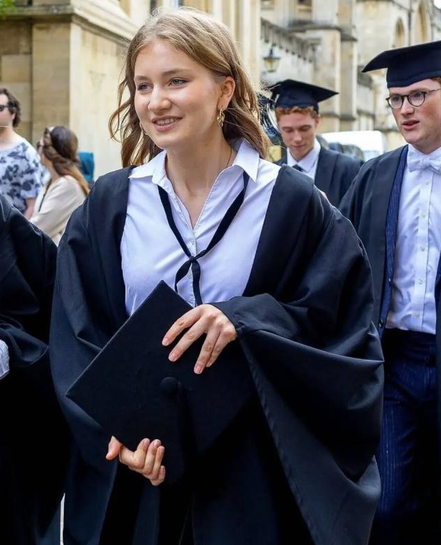 Toți belgienii își pun întrebări despre prințesa lor. Élisabeth a apărut într-o fotografie controversată cu prințul de Liechtenstein 1010898