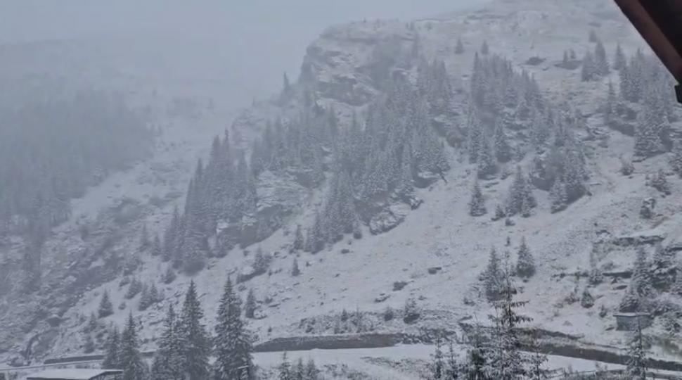 Ninge puternic la munte. Transfăgărăşanul şi Bâlea Lac, acoperite de zăpadă. Temperaturile au scăzut până la minus 3 grade Celsius 1011041