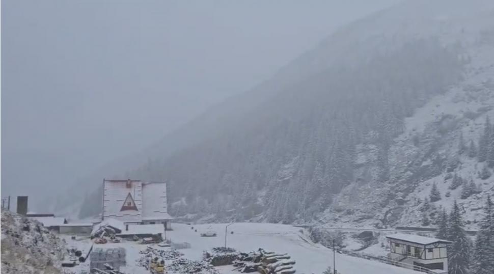 Ninge puternic la munte. Transfăgărăşanul şi Bâlea Lac, acoperite de zăpadă. Temperaturile au scăzut până la minus 3 grade Celsius 1011042