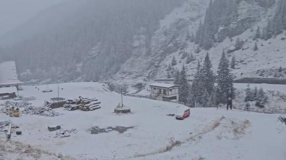 Ninge puternic la munte. Transfăgărăşanul şi Bâlea Lac, acoperite de zăpadă. Temperaturile au scăzut până la minus 3 grade Celsius 1011044