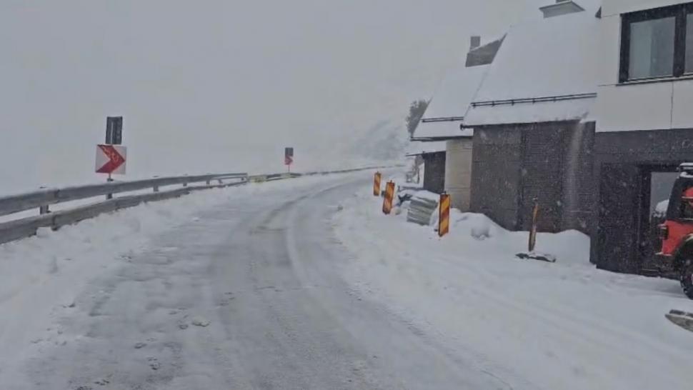 Ninge puternic la munte. Transfăgărăşanul şi Bâlea Lac, acoperite de zăpadă. Temperaturile au scăzut până la minus 3 grade Celsius 1011070