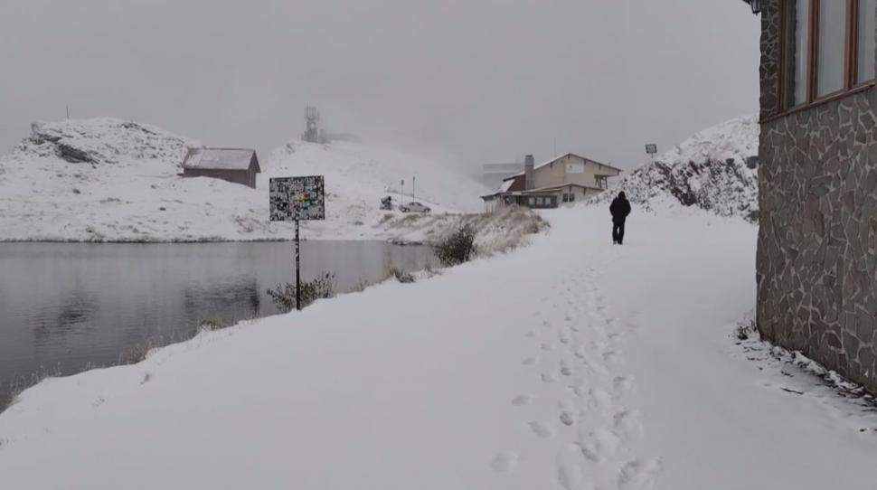 Ninge puternic la munte. Transfăgărăşanul şi Bâlea Lac, acoperite de zăpadă. Temperaturile au scăzut până la minus 3 grade Celsius 1011073