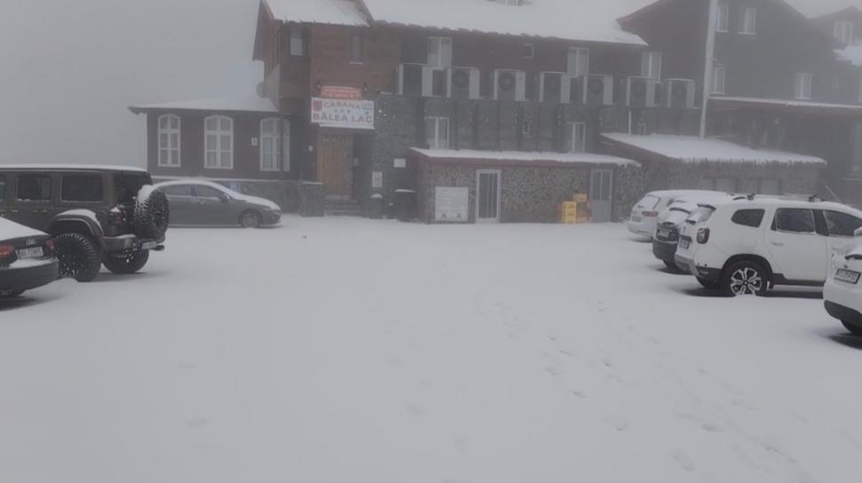 Ninge puternic la munte. Transfăgărăşanul şi Bâlea Lac, acoperite de zăpadă. Temperaturile au scăzut până la minus 3 grade Celsius 1011075