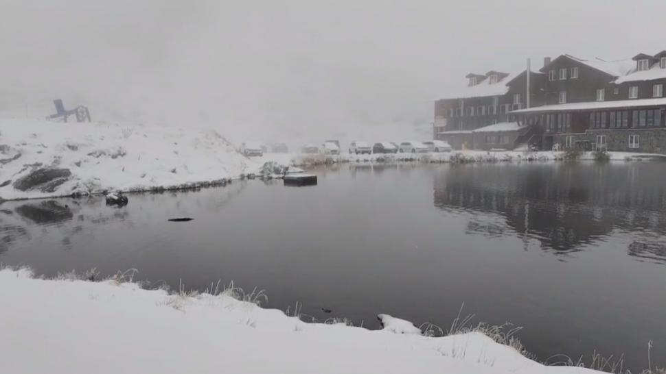 Ninge puternic la munte. Transfăgărăşanul şi Bâlea Lac, acoperite de zăpadă. Temperaturile au scăzut până la minus 3 grade Celsius 1011076