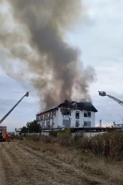Noi detalii despre tragedia de la hotelul din Prahova. Tinerele care au murit în incendiu dormeau la mansardă și s-au intoxicat cu fum 1011053