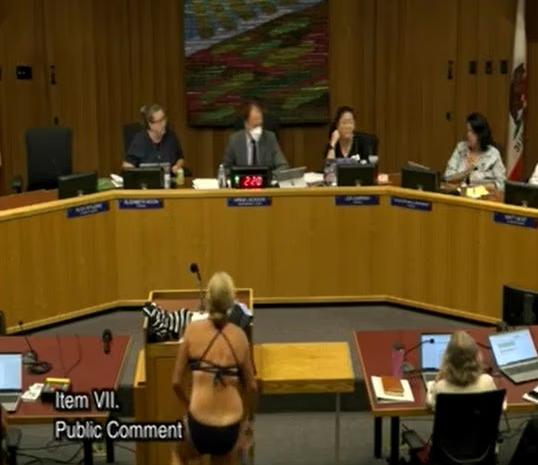 O femeie s-a enervat pe noile reguli de la vestiarele din școli și s-a dezbrăcat până la bikini în ședința consiliului școlar 1011238