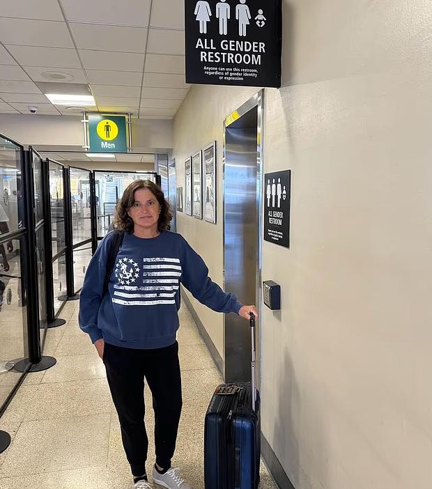 O femeie s-a enervat pe noile reguli de la vestiarele din școli și s-a dezbrăcat până la bikini în ședința consiliului școlar 1011239