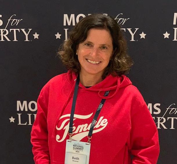 O femeie s-a enervat pe noile reguli de la vestiarele din școli și s-a dezbrăcat până la bikini în ședința consiliului școlar 1011240