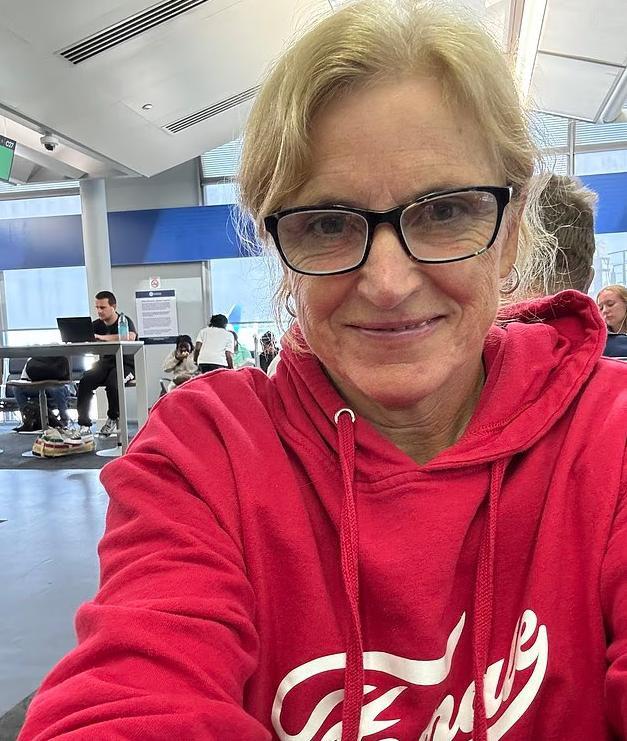 O femeie s-a enervat pe noile reguli de la vestiarele din școli și s-a dezbrăcat până la bikini în ședința consiliului școlar 1011241