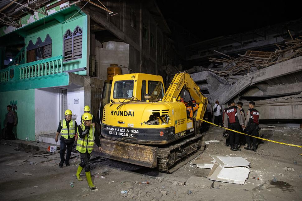 O școală din Indonezia s-a prăbușit în timp ce elevii se rugau: trei morți și zeci de dispăruți. ”De sub dărâmături se aud plânsete” 1011105