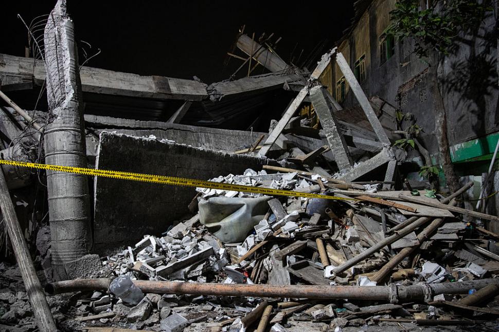 O școală din Indonezia s-a prăbușit în timp ce elevii se rugau: trei morți și zeci de dispăruți. ”De sub dărâmături se aud plânsete” 1011106