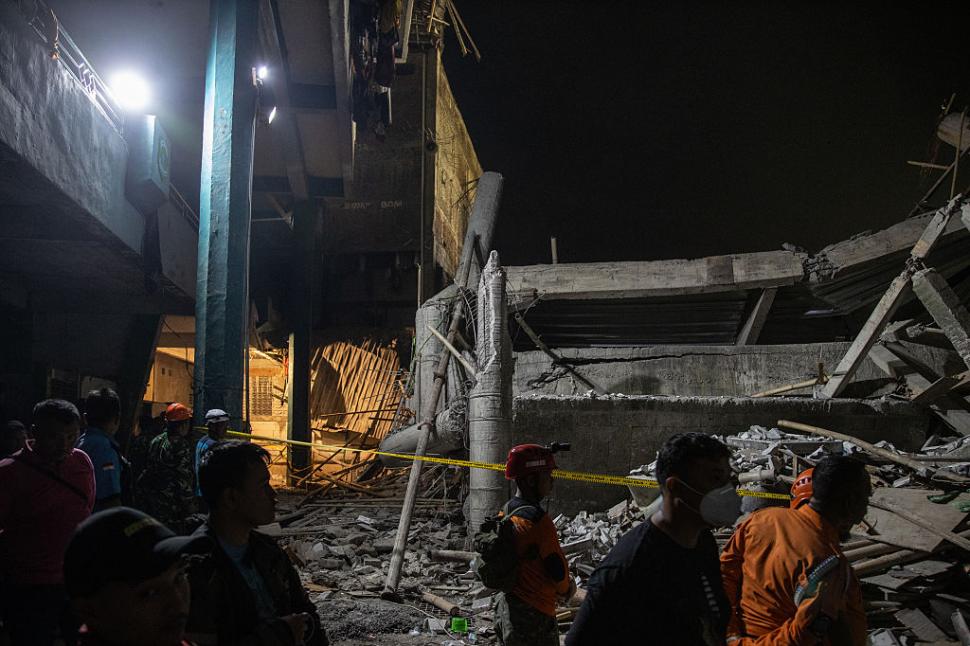 O școală din Indonezia s-a prăbușit în timp ce elevii se rugau: trei morți și zeci de dispăruți. ”De sub dărâmături se aud plânsete” 1011109