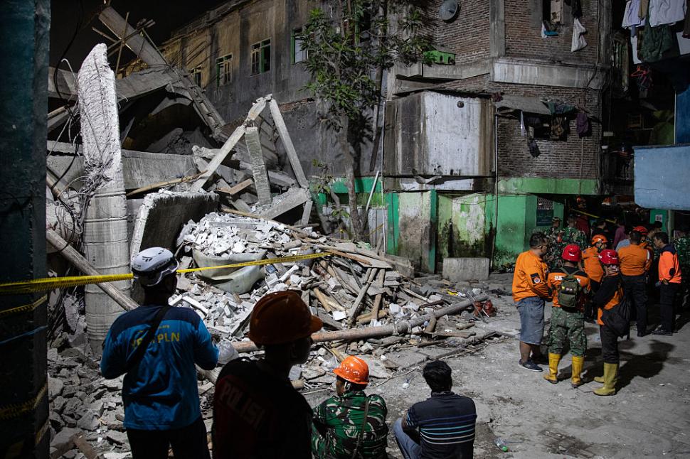 O școală din Indonezia s-a prăbușit în timp ce elevii se rugau: trei morți și zeci de dispăruți. ”De sub dărâmături se aud plânsete” 1011111