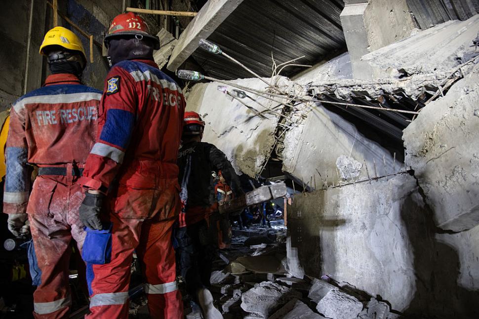 O școală din Indonezia s-a prăbușit în timp ce elevii se rugau: trei morți și zeci de dispăruți. ”De sub dărâmături se aud plânsete” 1011112