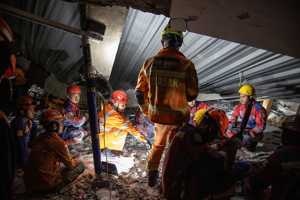 O școală din Indonezia s-a prăbușit în timp ce elevii se rugau: trei morți și zeci de dispăruți. ”De sub dărâmături se aud plânsete” 1011113