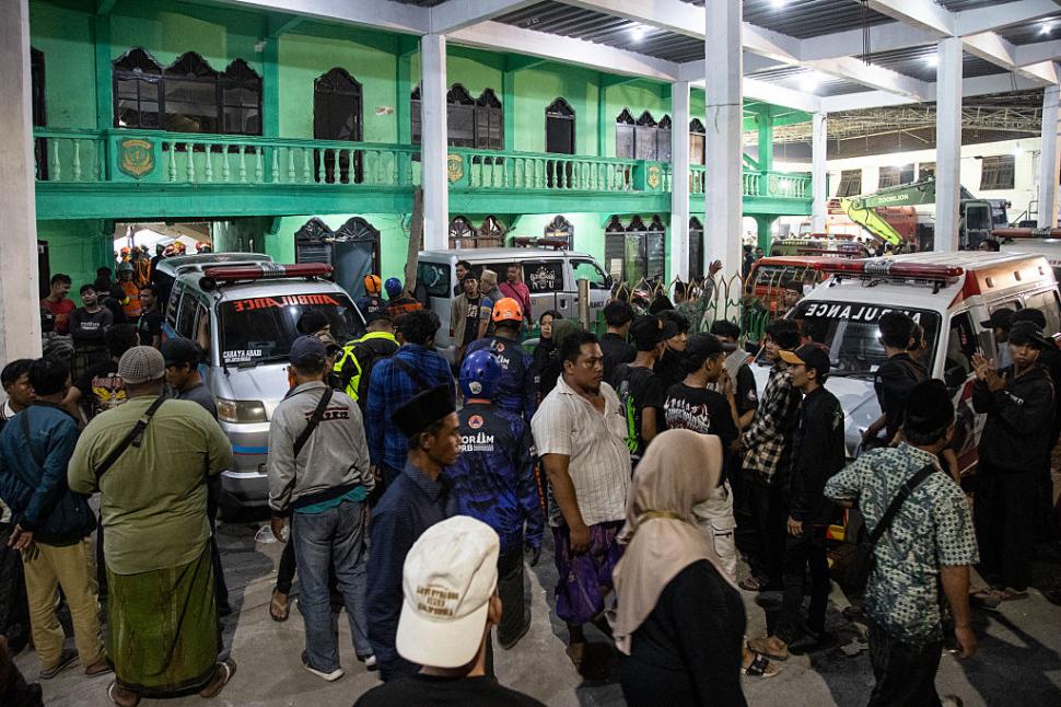 O școală din Indonezia s-a prăbușit în timp ce elevii se rugau: trei morți și zeci de dispăruți. ”De sub dărâmături se aud plânsete” 1011114