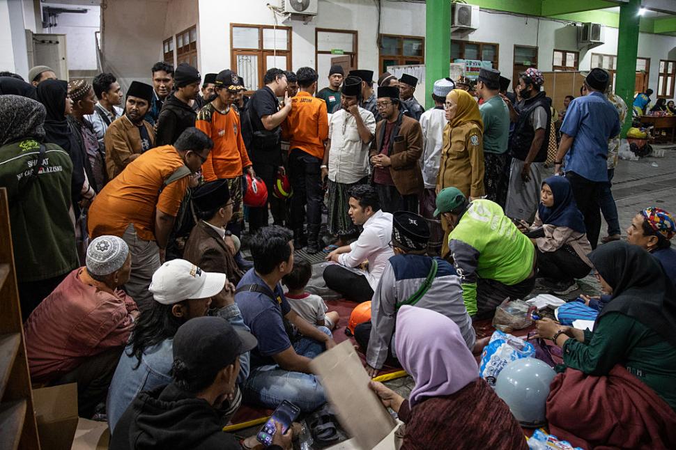 O școală din Indonezia s-a prăbușit în timp ce elevii se rugau: trei morți și zeci de dispăruți. ”De sub dărâmături se aud plânsete” 1011115