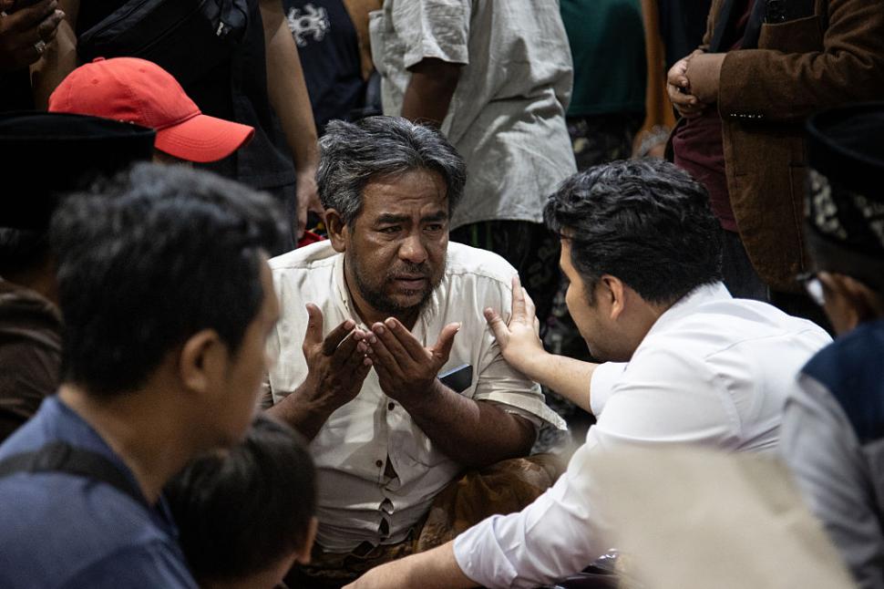 O școală din Indonezia s-a prăbușit în timp ce elevii se rugau: trei morți și zeci de dispăruți. ”De sub dărâmături se aud plânsete” 1011116