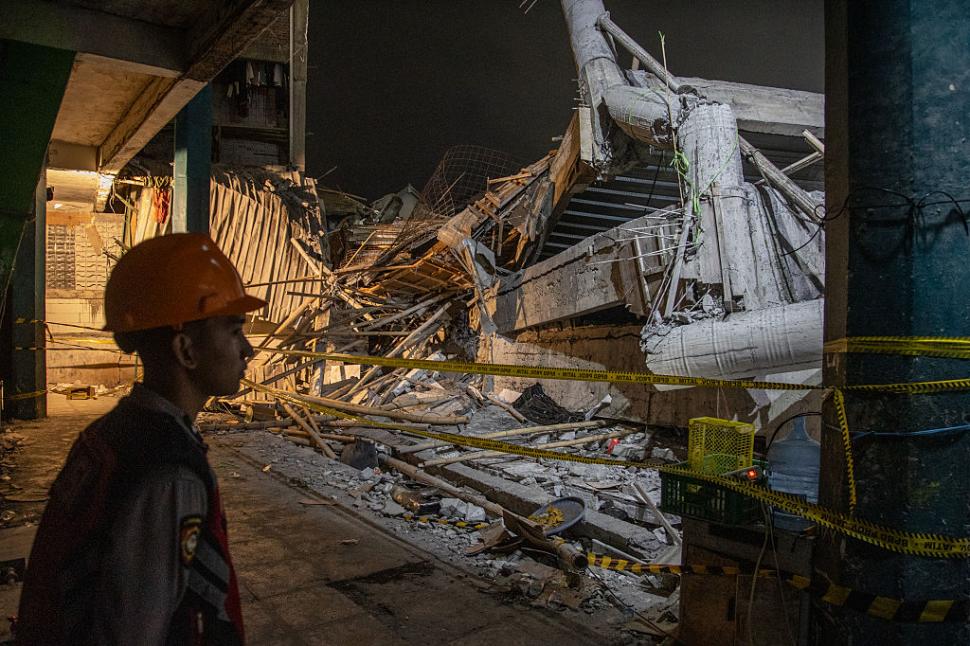 O școală din Indonezia s-a prăbușit în timp ce elevii se rugau: trei morți și zeci de dispăruți. ”De sub dărâmături se aud plânsete” 1011117