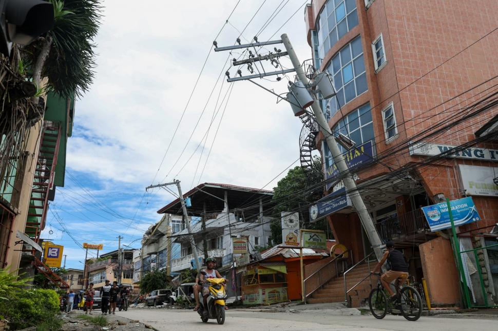 Cutremur de 6,9 urmat de 611 replici în Filipine. 60 de morți și sute de răniți. Imaginile dezastrului: orașe în ruine și incendii 1011321