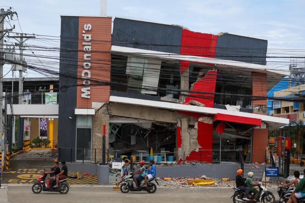 Cutremur de 6,9 urmat de 611 replici în Filipine. 60 de morți și sute de răniți. Imaginile dezastrului: orașe în ruine și incendii 1011322