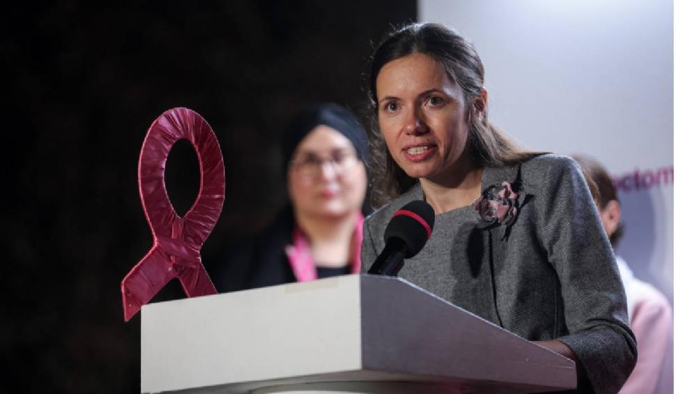 Mirabela Grădinaru, partenera președintelui Nicușor Dan, a participat la aprinderea luminilor roz la Palatul Cotroceni 1011585