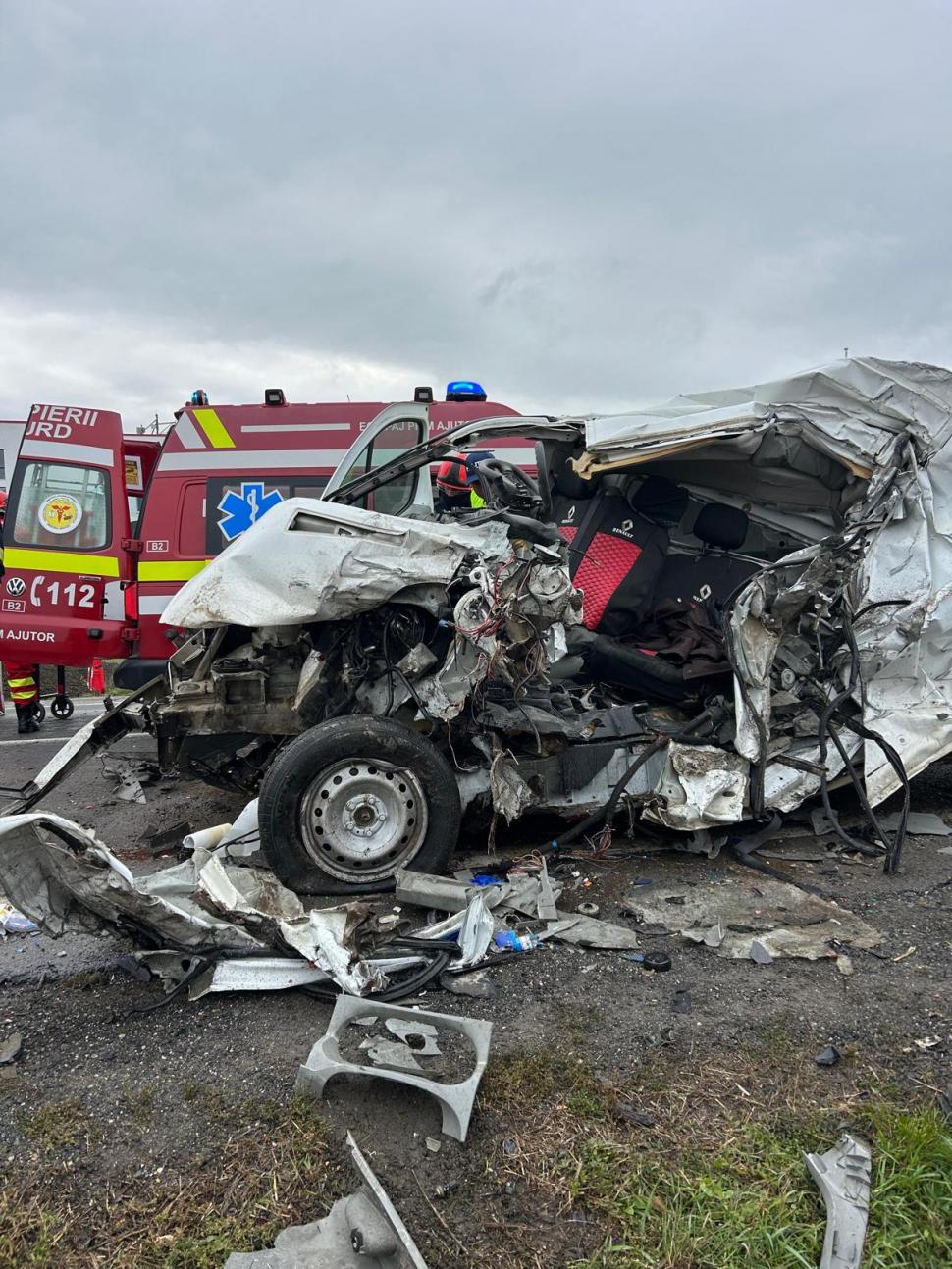 Accident teribil între Brașov și Feldioara. Un bărbat a murit, după ce două camioane și o mașină s-au izbit violent 1011651