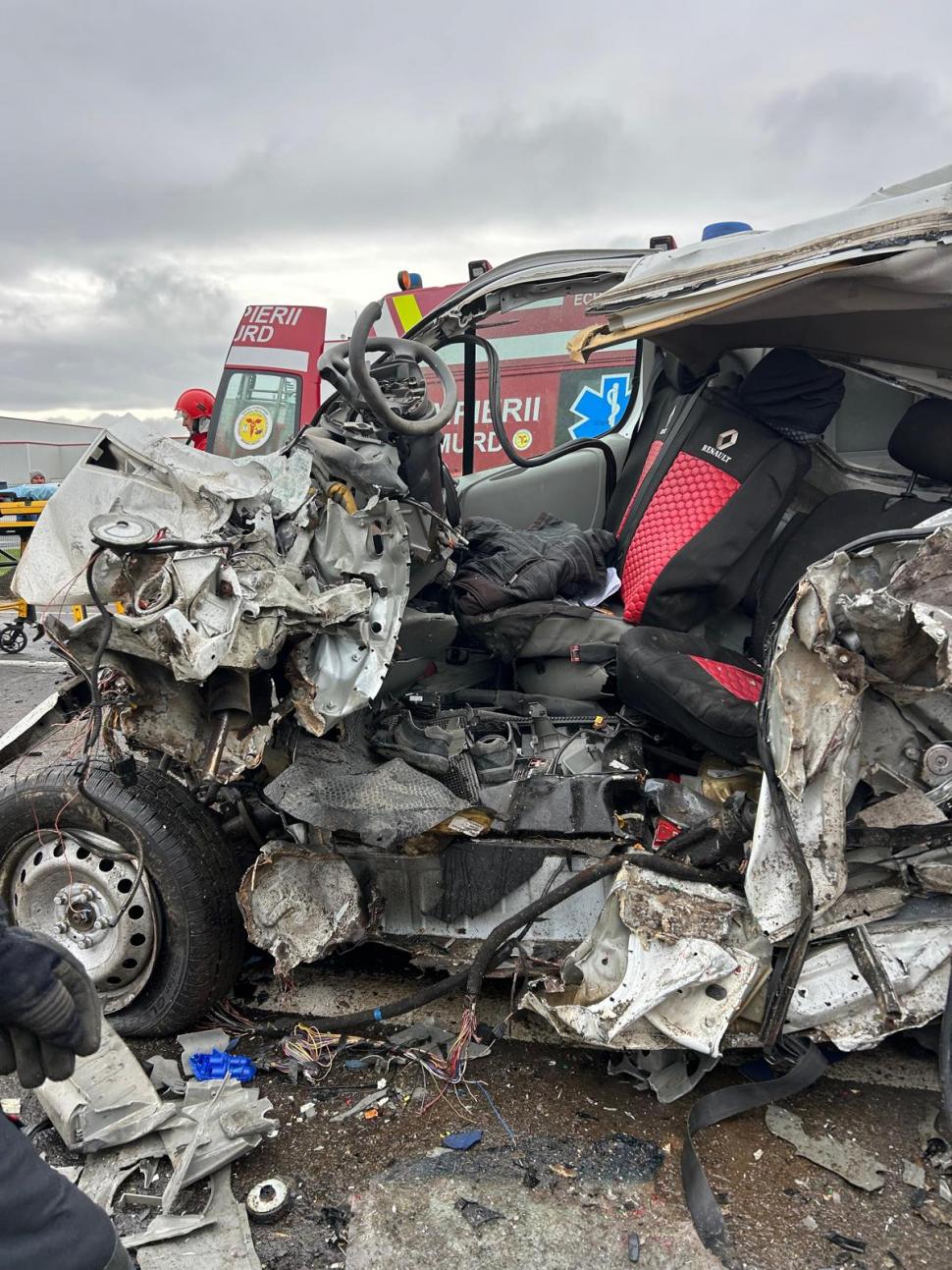 Accident teribil între Brașov și Feldioara. Un bărbat a murit, după ce două camioane și o mașină s-au izbit violent 1011652